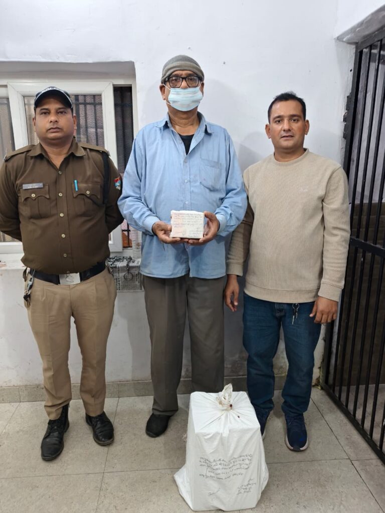 हल्द्वानी में अवैध शराब तस्करी पर पुलिस की कार्रवाई: 96 टेट्रा पैक देसी शराब के साथ बुजुर्ग गिरफ्तार
